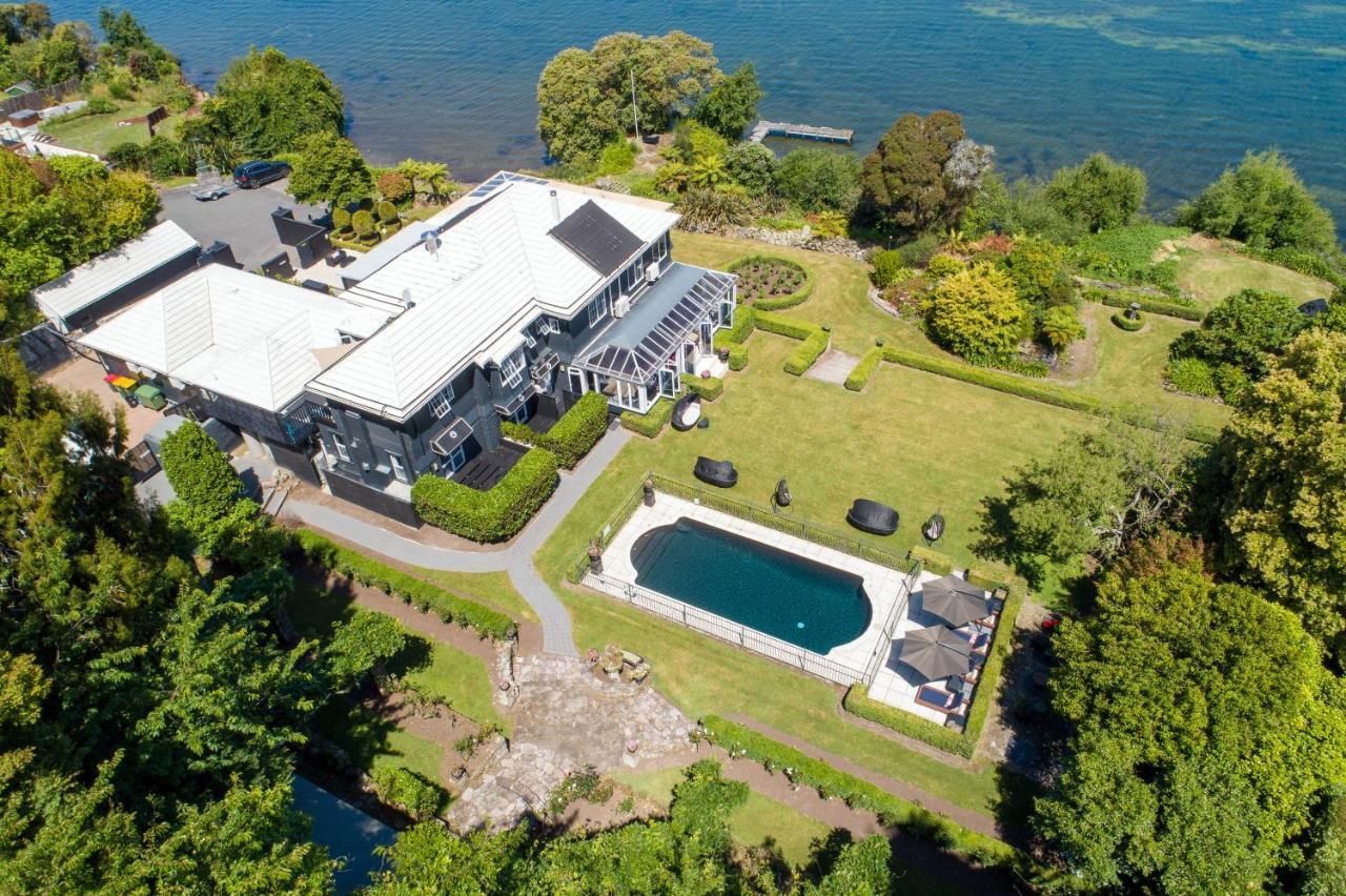 Black Swan Lakeside Hospedaje Hotel Boutique Rotorua Exterior foto