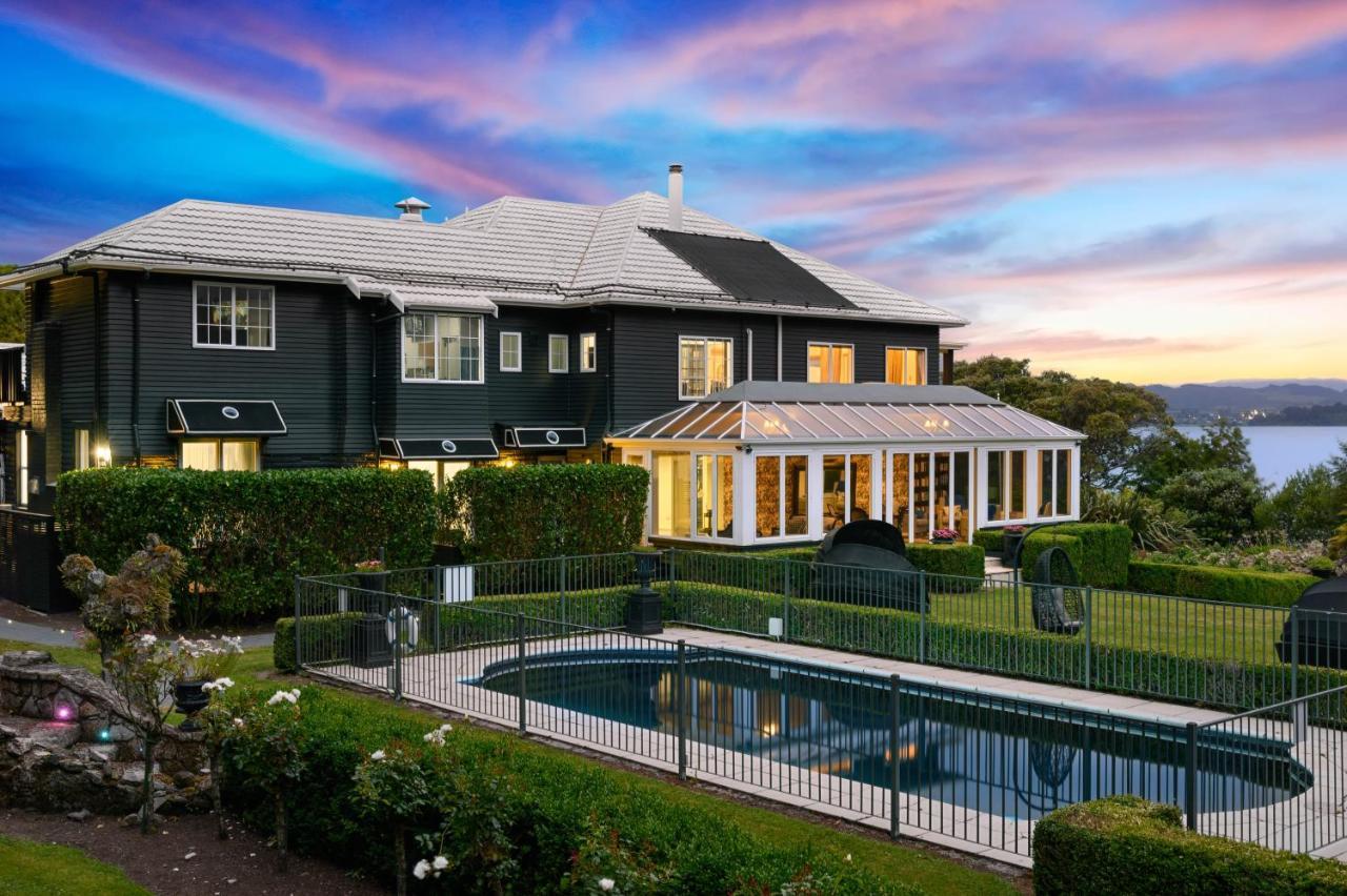 Black Swan Lakeside Hospedaje Hotel Boutique Rotorua Exterior foto