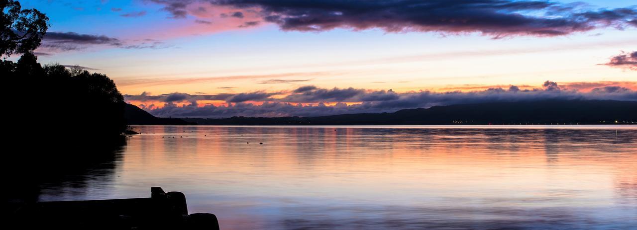 Black Swan Lakeside Hospedaje Hotel Boutique Rotorua Exterior foto