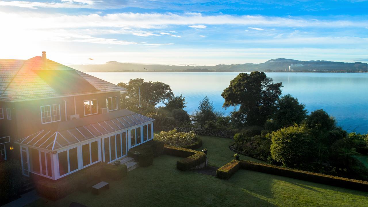 Black Swan Lakeside Hospedaje Hotel Boutique Rotorua Exterior foto